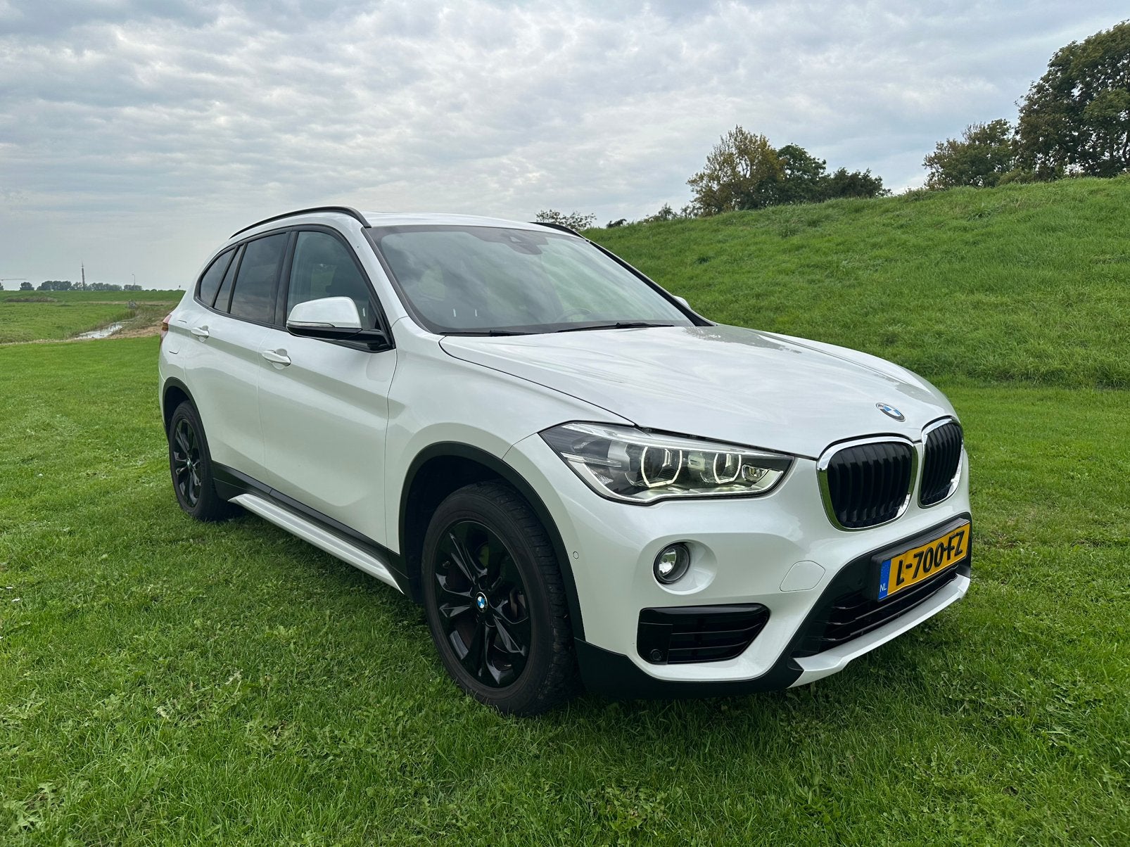 BMW X1 sDrive20i High Executive | 192PK | Panorama | ACC, 1998 cc, Stof, 1800 kg, Wit