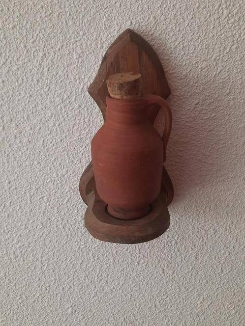terracotta (olijfolie)kannetje op houten wandrekje., Antiek en Kunst, Ophalen of Verzenden