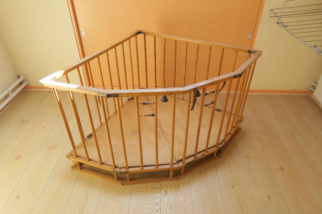 Te koop:  Unieke driehoekige vintage box, Kinderen en Baby's, Boxen, Ophalen, Gebruikt, Driehoekig