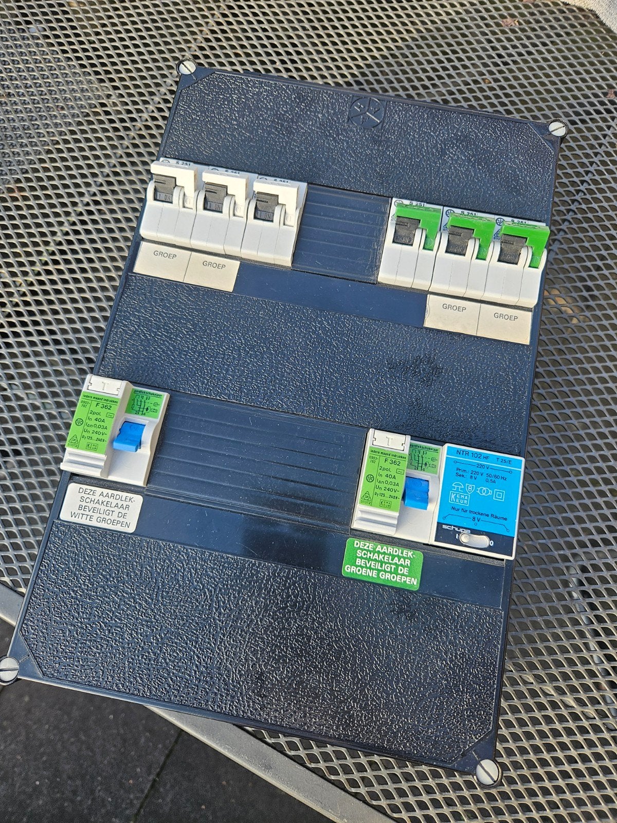 Groepenkast met aardlekschakelaars en installatieautomaten, Ophalen of Verzenden, Gebruikt, Groepenkast