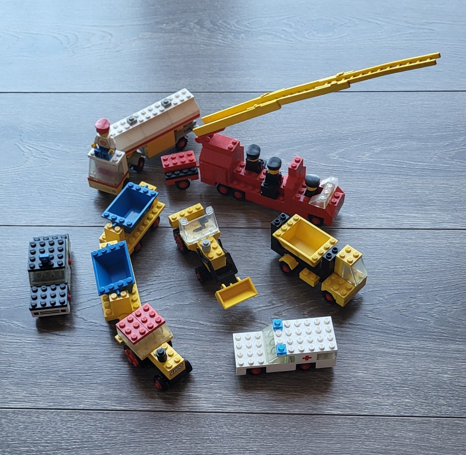Lego Shell + brandweer vrachtwagen + auto's + graafmachine., Ophalen of Verzenden, Gebruikt, Complete set, Lego