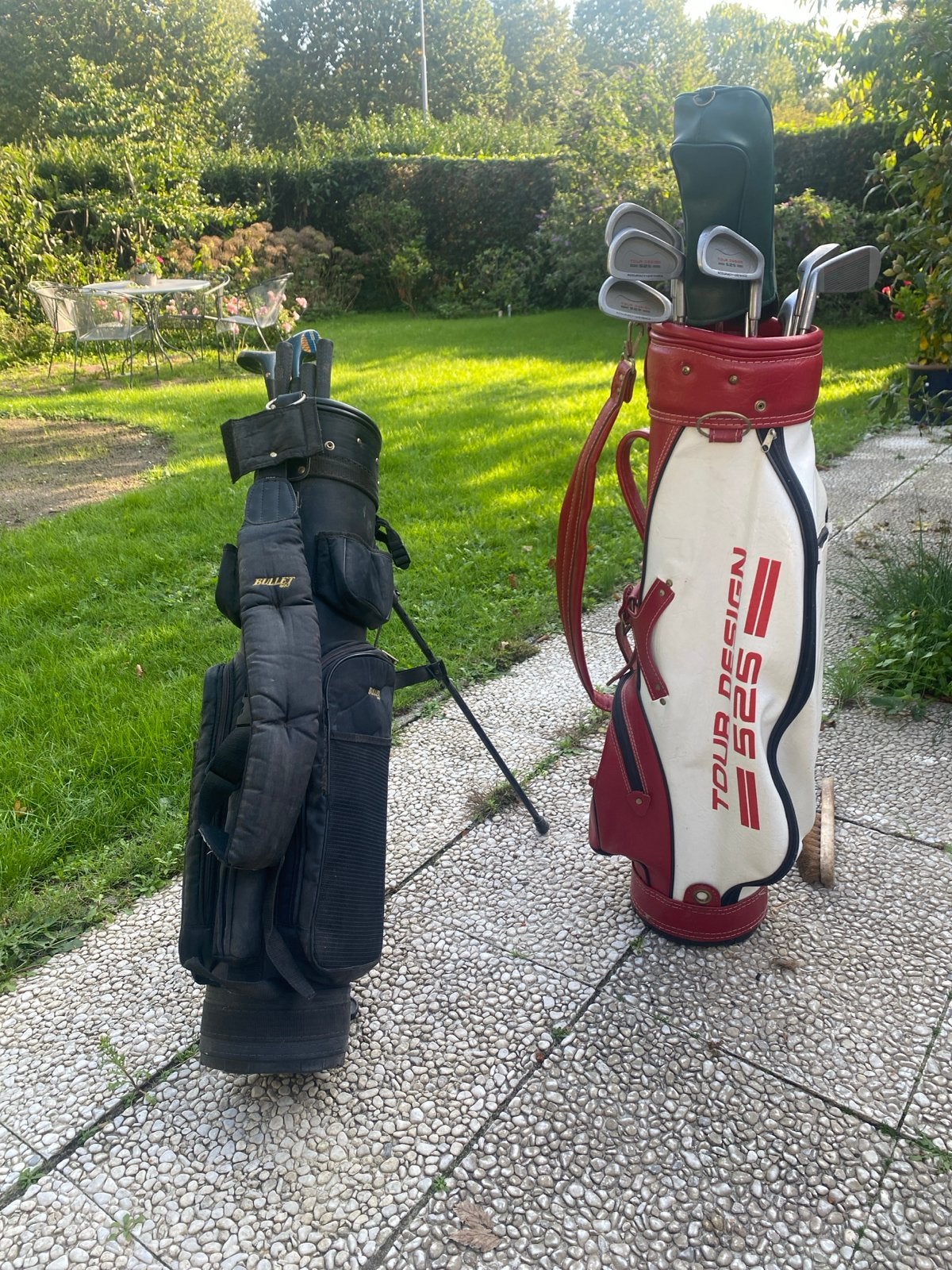 Twee golfsets met tassen