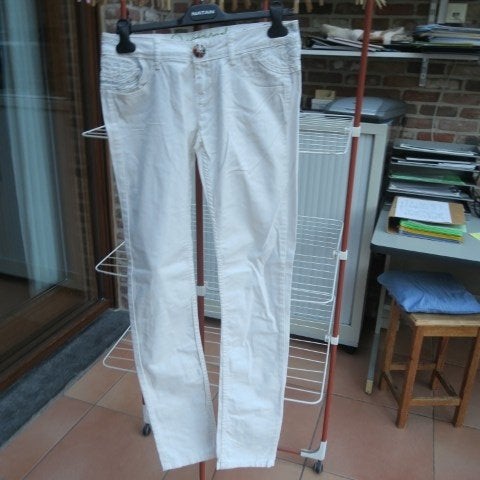 Broek wit Desigual slim fit tekst geborduurd mt 28 (mt 36), Wit, Nieuw, Ophalen of Verzenden, W28 - W29 (confectie 36)