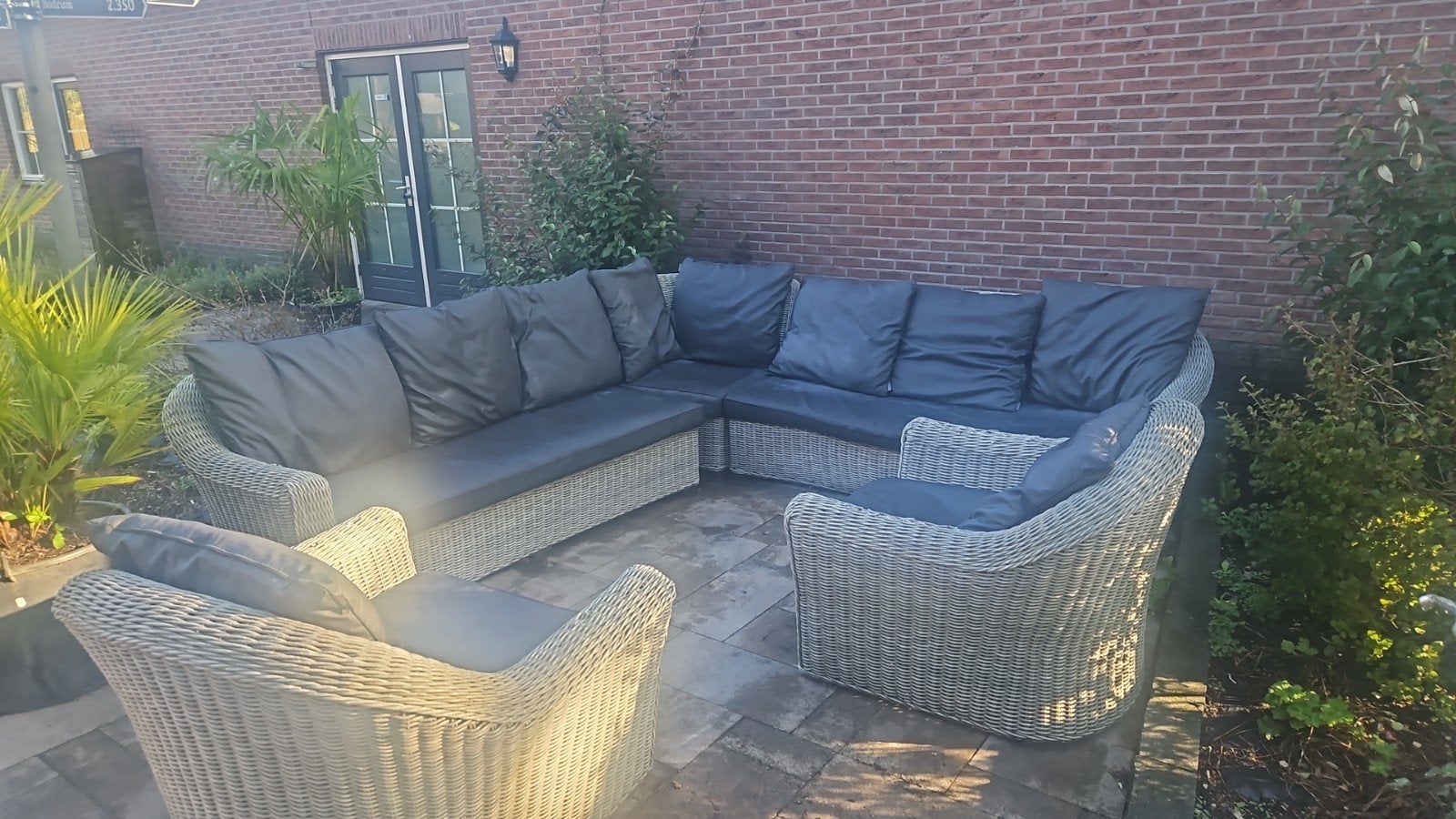 Wicker loungeset met donkergrijze kussens, Tuin en Terras, Tuinsets en Loungesets, Ophalen, Gebruikt, Meer dan 8 zitplaatsen, Loungeset