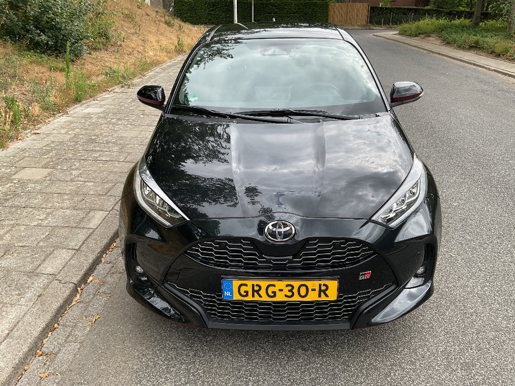 Toyota Yaris 1.5 Hybrid 116pk CVT 2024 Zwart, Auto's, Dealer onderhouden, 450 kg, 450 kg, Grijs
