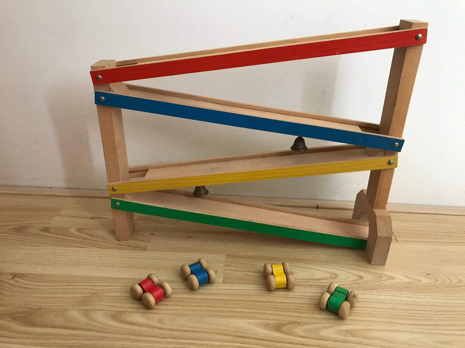 Houten autobaan met 4 autootjes, Kinderen en Baby's, Ophalen of Verzenden, Gebruikt, Rij- of Hobbelspeelgoed
