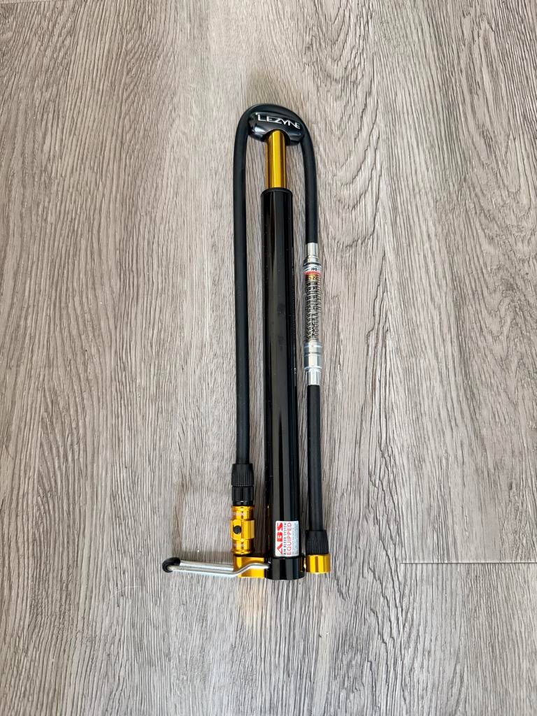 Lezyne Micro Floor Drive HPG Fiets Pomp met Drukmeter, Fietsen en Brommers, Ophalen of Verzenden, Drukmeter, Zo goed als nieuw