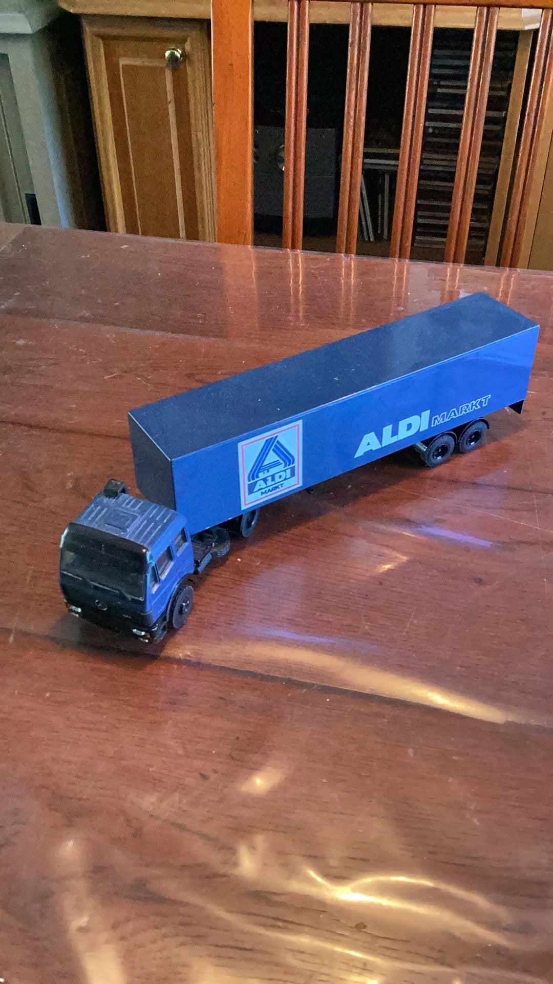Mercedes Benz vrachtwagen Aldi loincar, Hobby en Vrije tijd, Ophalen of Verzenden, Zo goed als nieuw, Bus of Vrachtwagen, Lion Toys