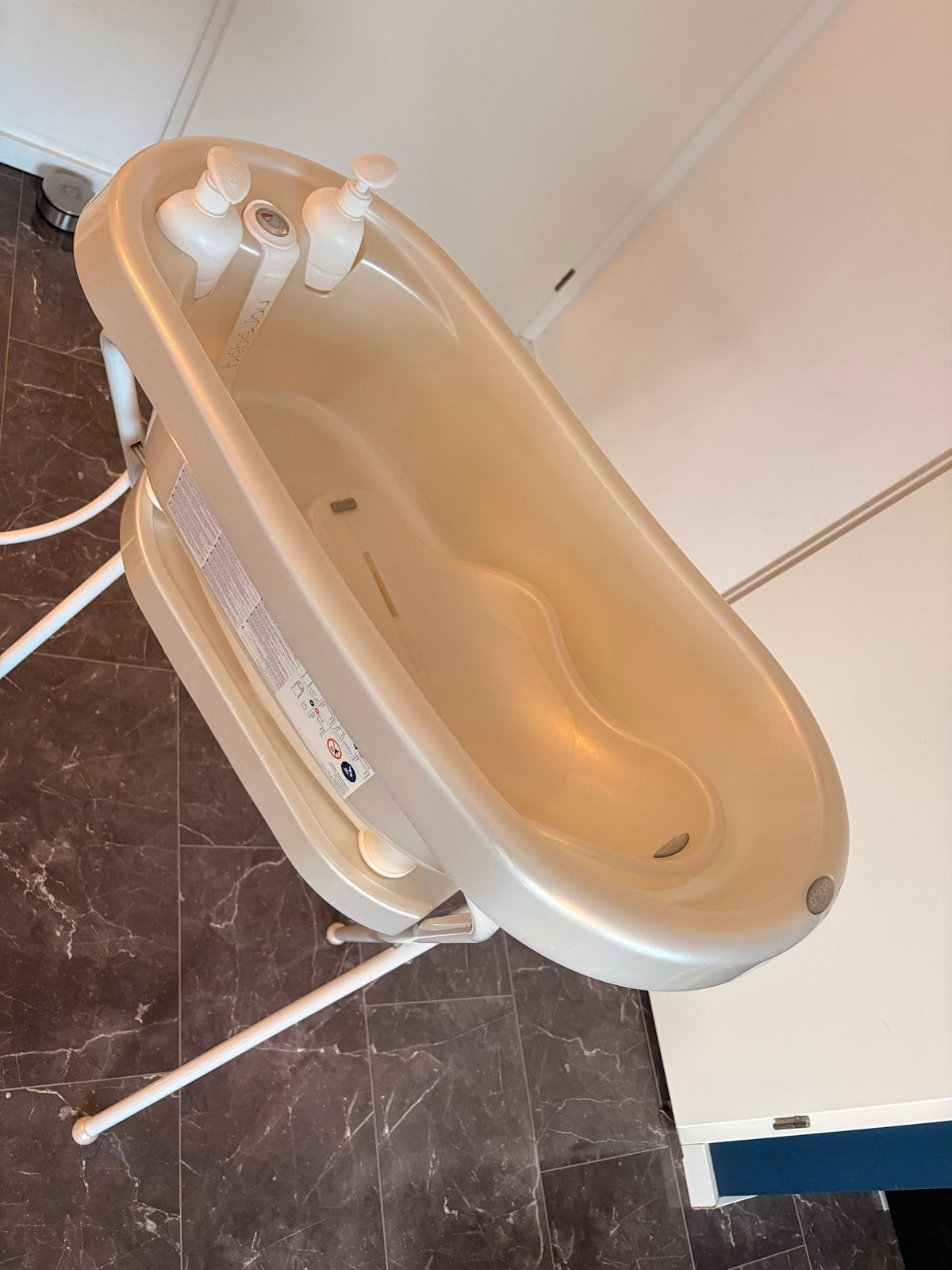 Bébé-jou babybadje met standaard en thermometer, Kinderen en Baby's, Badjes en Verzorging, Gebruikt, Ophalen of Verzenden, Badje