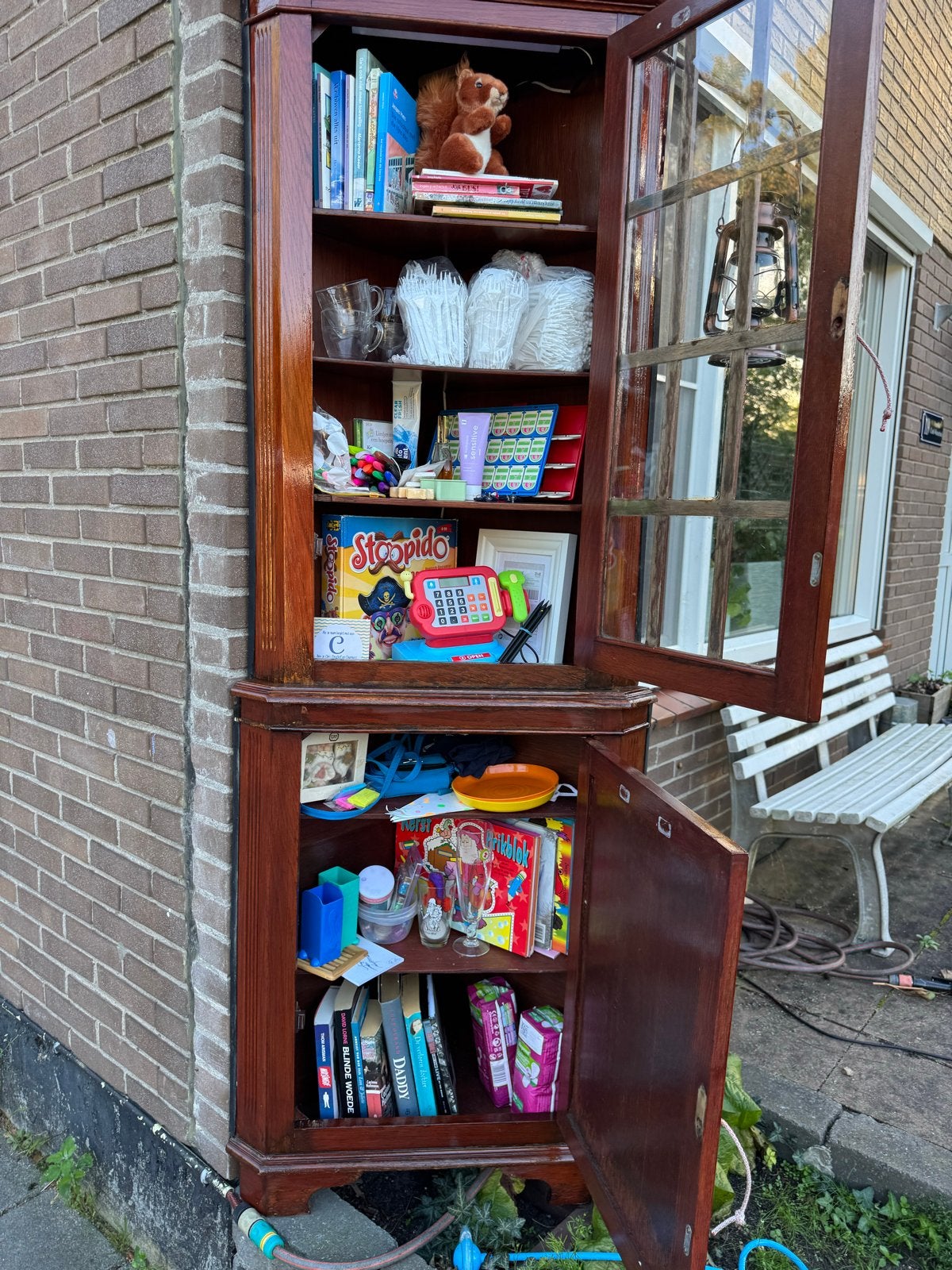 Spullen in weggeefkast aangevuld, Ophalen