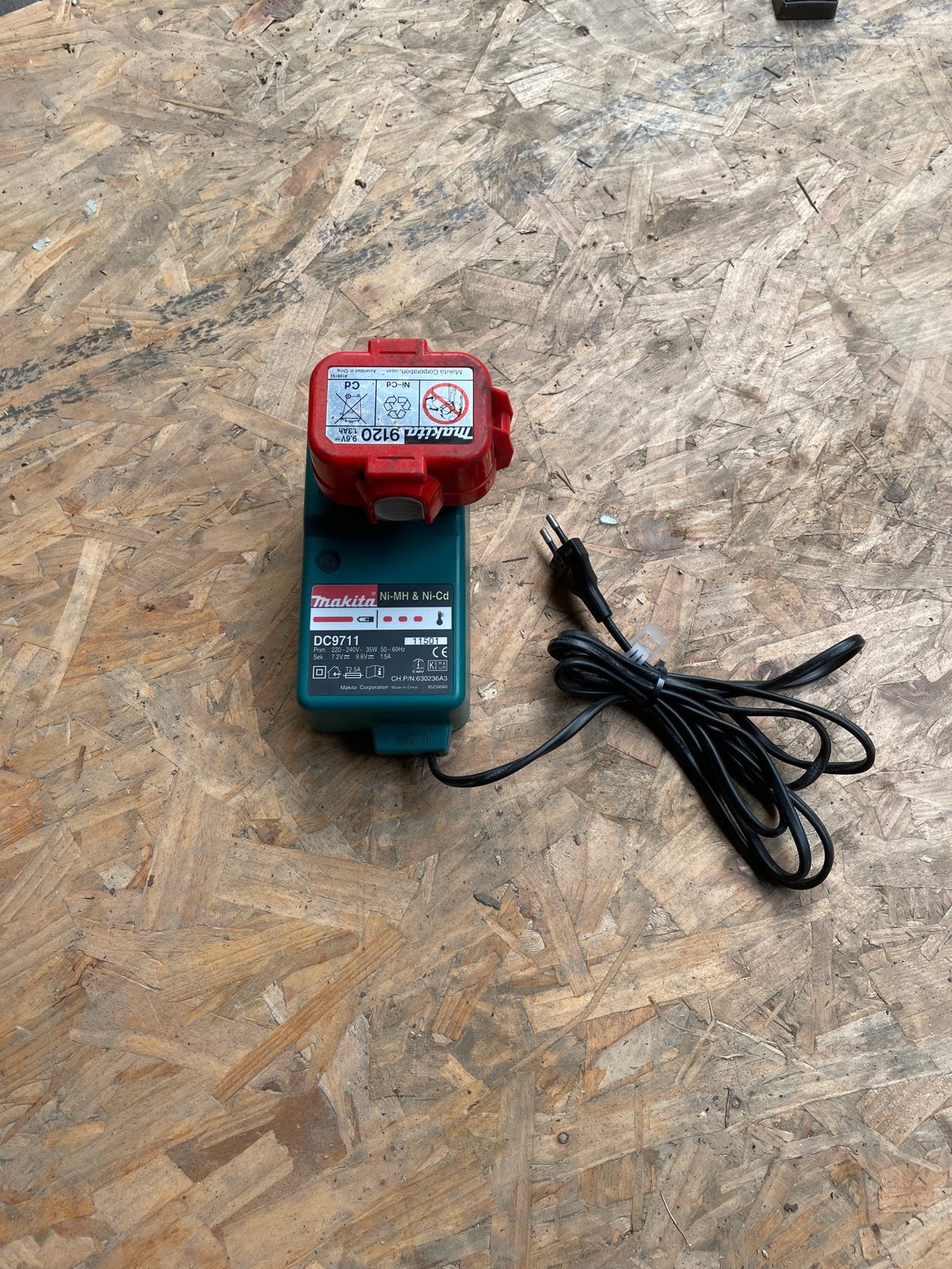 Makita DC9711 Oplader met 9.6V Accu (Ni-MH & Ni-Cd), Ophalen, Gebruikt, Overige typen