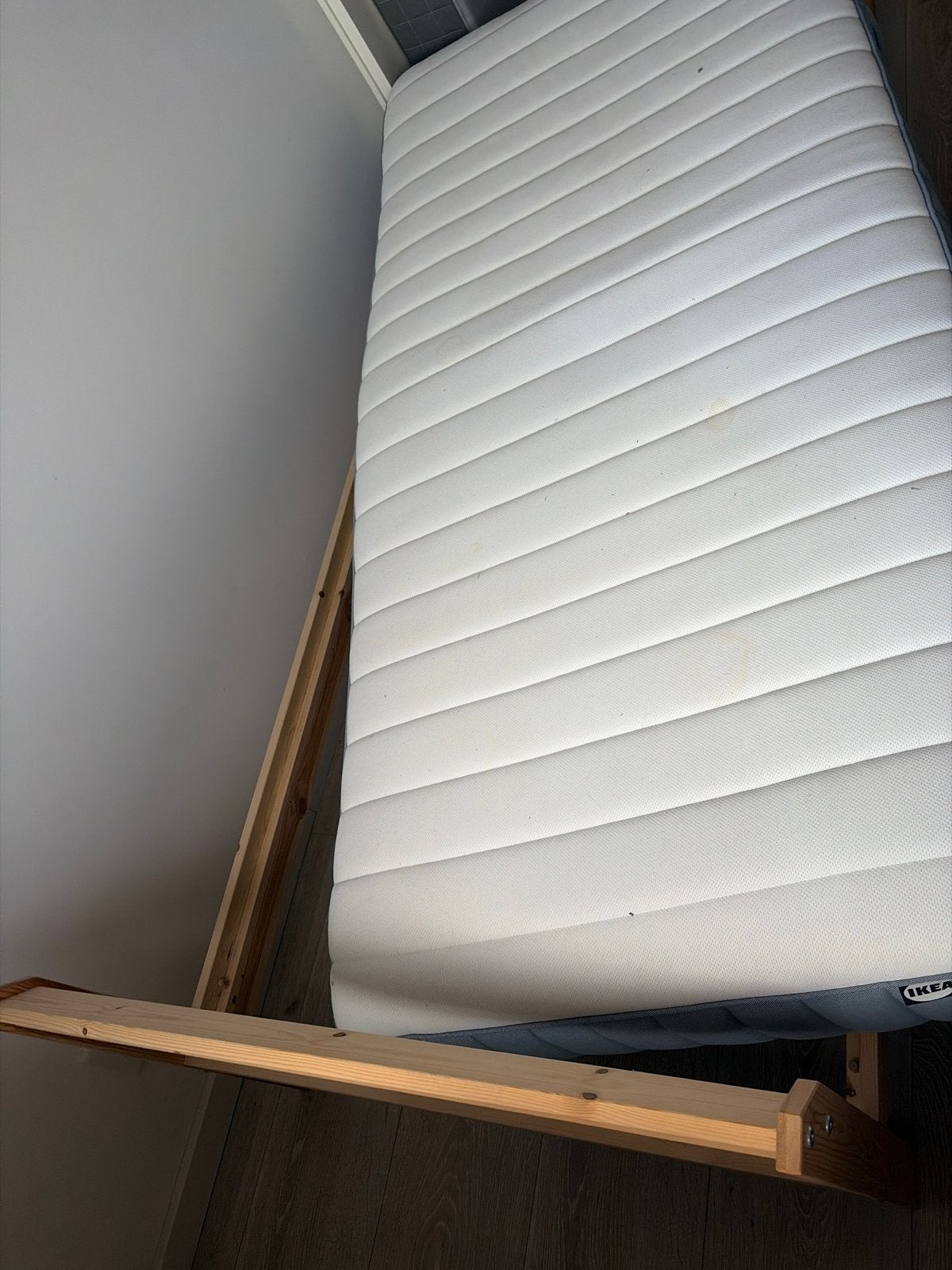 IKEA Eenpersoonsbed met lattenbodem en matras, 90 cm, Ophalen of Verzenden, Zo goed als nieuw, 200 cm