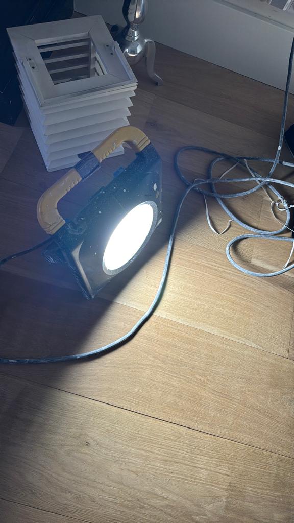 Vetec ledbouwlamp met 2 extra stopcontacten, Ophalen of Verzenden, Zo goed als nieuw, Minder dan 50 watt, Lamp