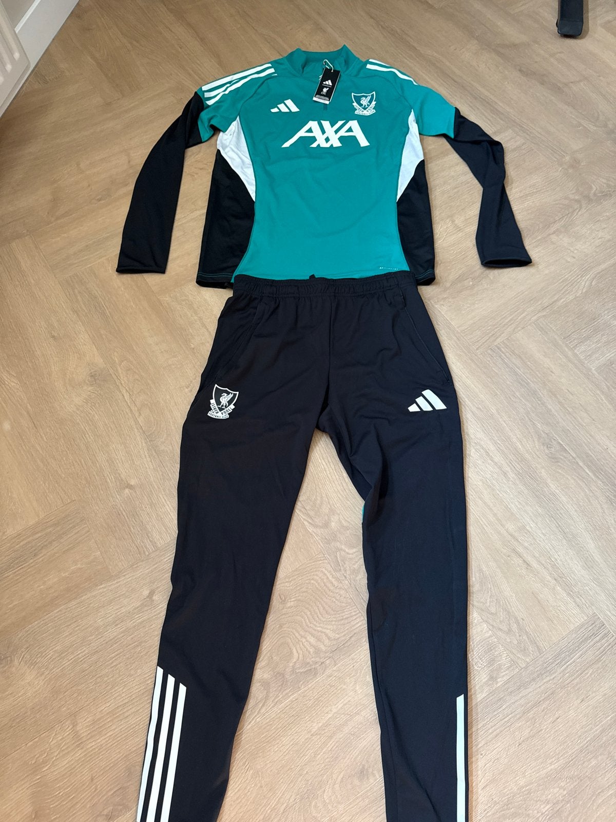 Nieuw! Origineel Liverpool trainingspak maat M, Maat M, Ophalen of Verzenden, Nieuw, Trainingspak