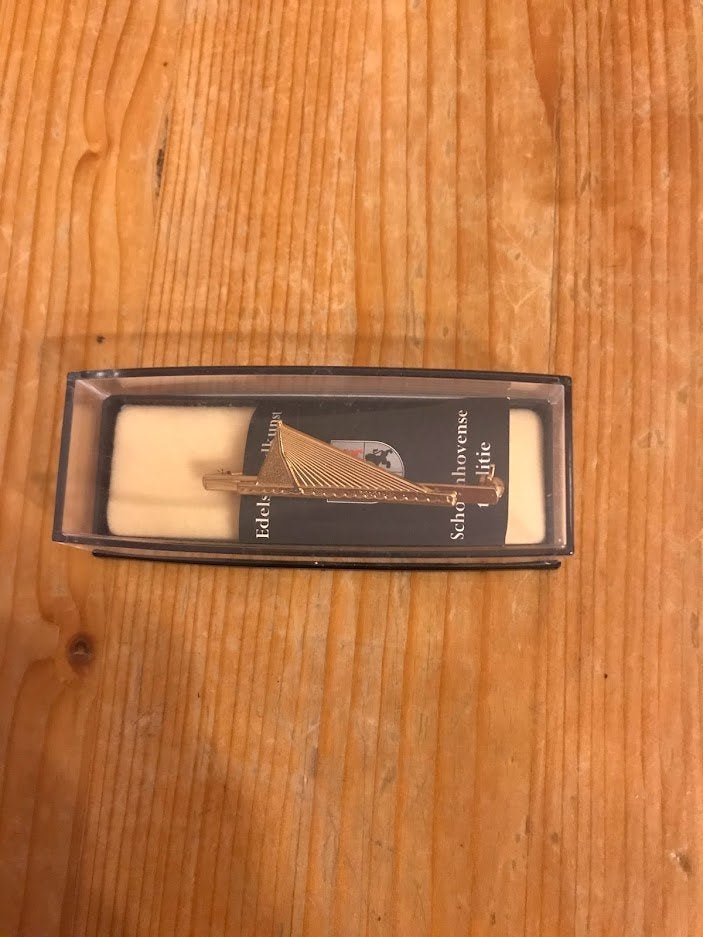Broche Erasmusbrug Rotterdam. Verguld., Overige materialen, 4 tot 7 cm, Ophalen of Verzenden, Zo goed als nieuw