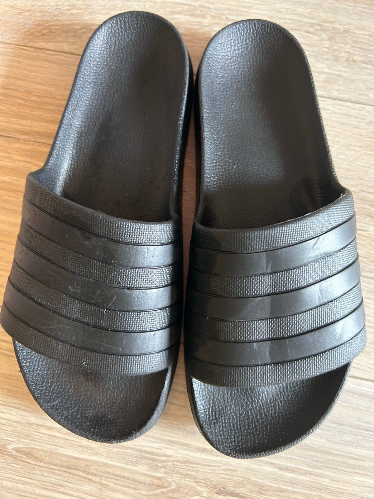 Adidas slippers - Nauwelijks gedragen, Ophalen of Verzenden, Gedragen, Zwart