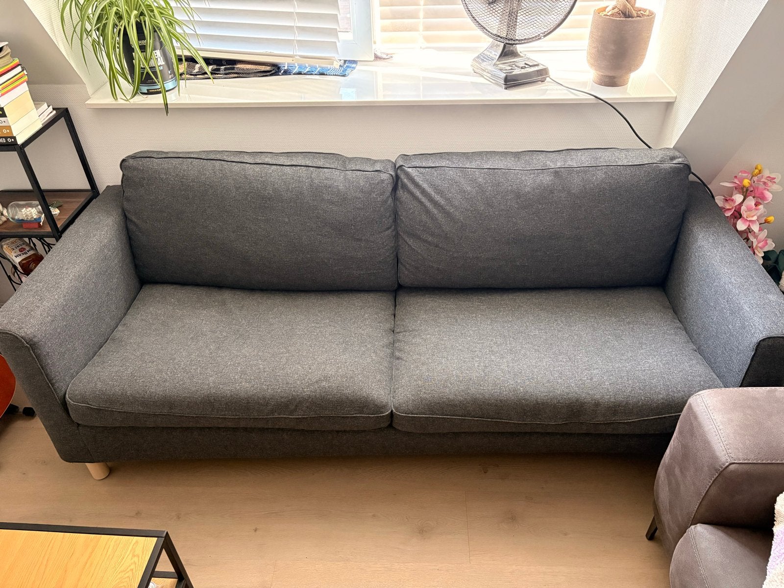 Comfortabele grijze tweezitsbank, Ophalen, 150 tot 200 cm, Tweepersoons, 75 tot 100 cm