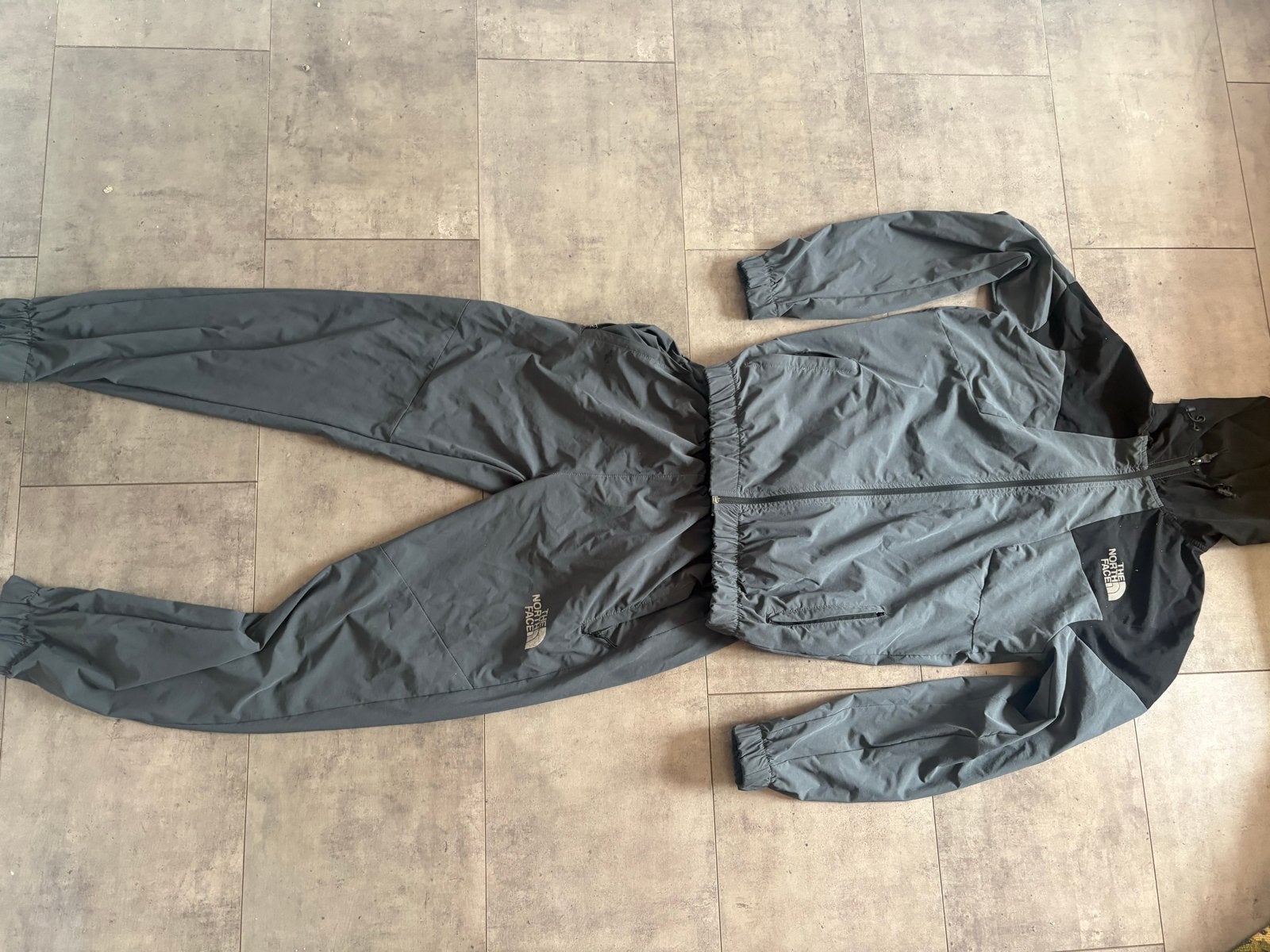 The North Face Trainingspak - Grijs/Zwart maat m, Maat 48/50 (M), Ophalen of Verzenden, Zo goed als nieuw, Grijs