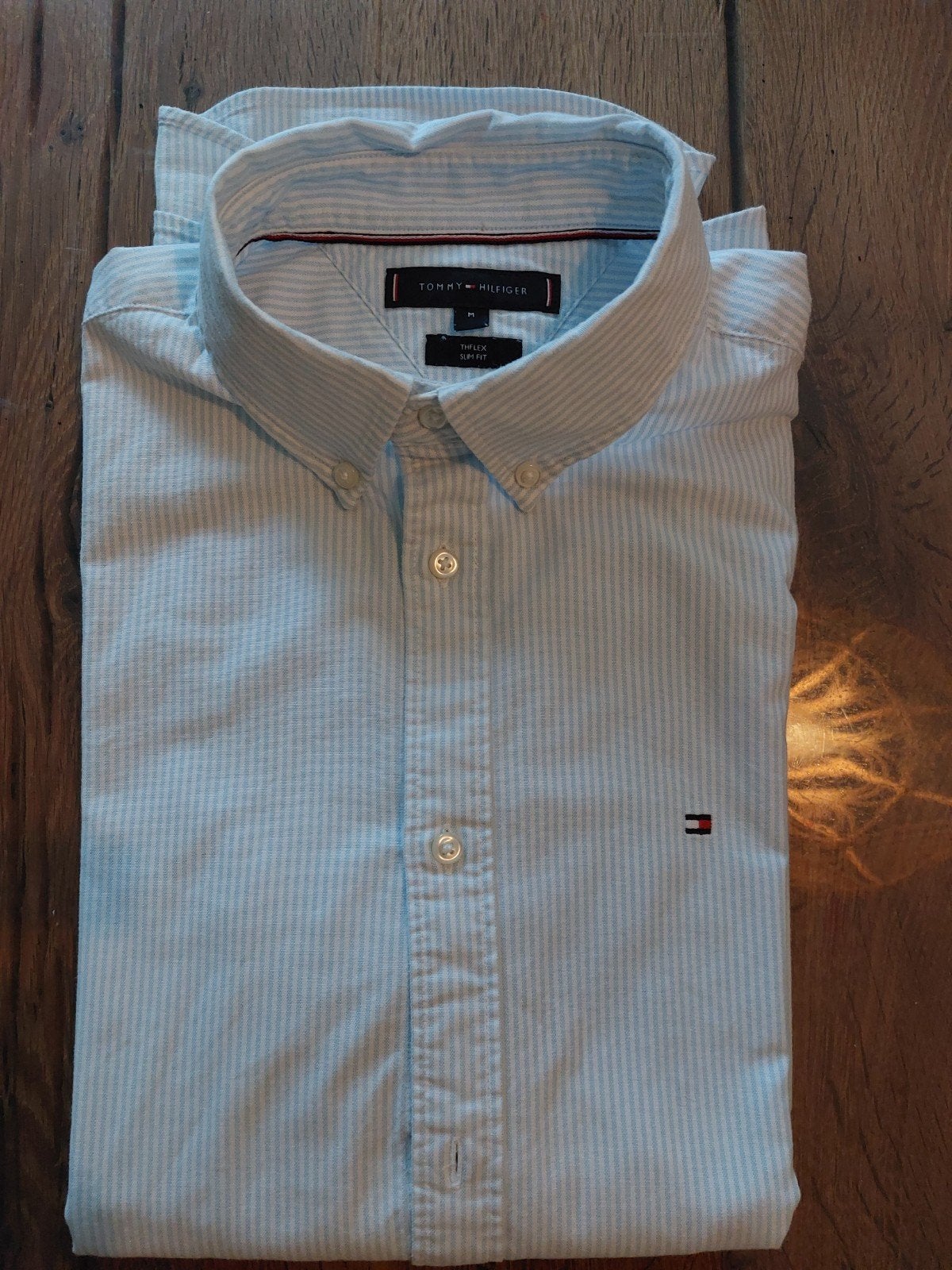 Nieuwstaat overhemd Tommy Hilfiger maat M lichtblauw streep, Kleding | Heren, Overhemden, Blauw, Tommy Hilfiger, Zo goed als nieuw