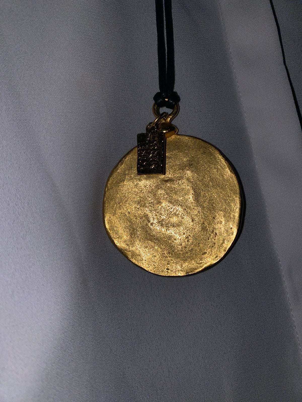 Gouden Medaillon Hanger aan Zwart Koord Isabel Marant NEW !, Ophalen of Verzenden, Zo goed als nieuw, Goud, Overige materialen