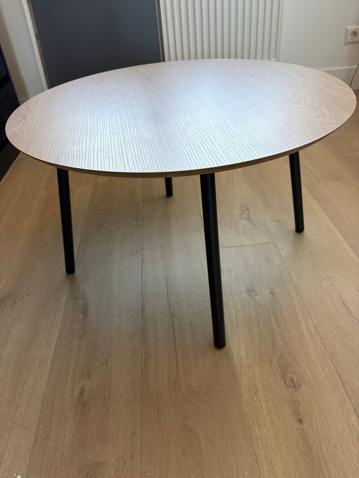 Ronde salontafel JYSK – houtlook / zwarte poten, Huis en Inrichting, Ophalen, Zo goed als nieuw, Rond, 50 tot 100 cm