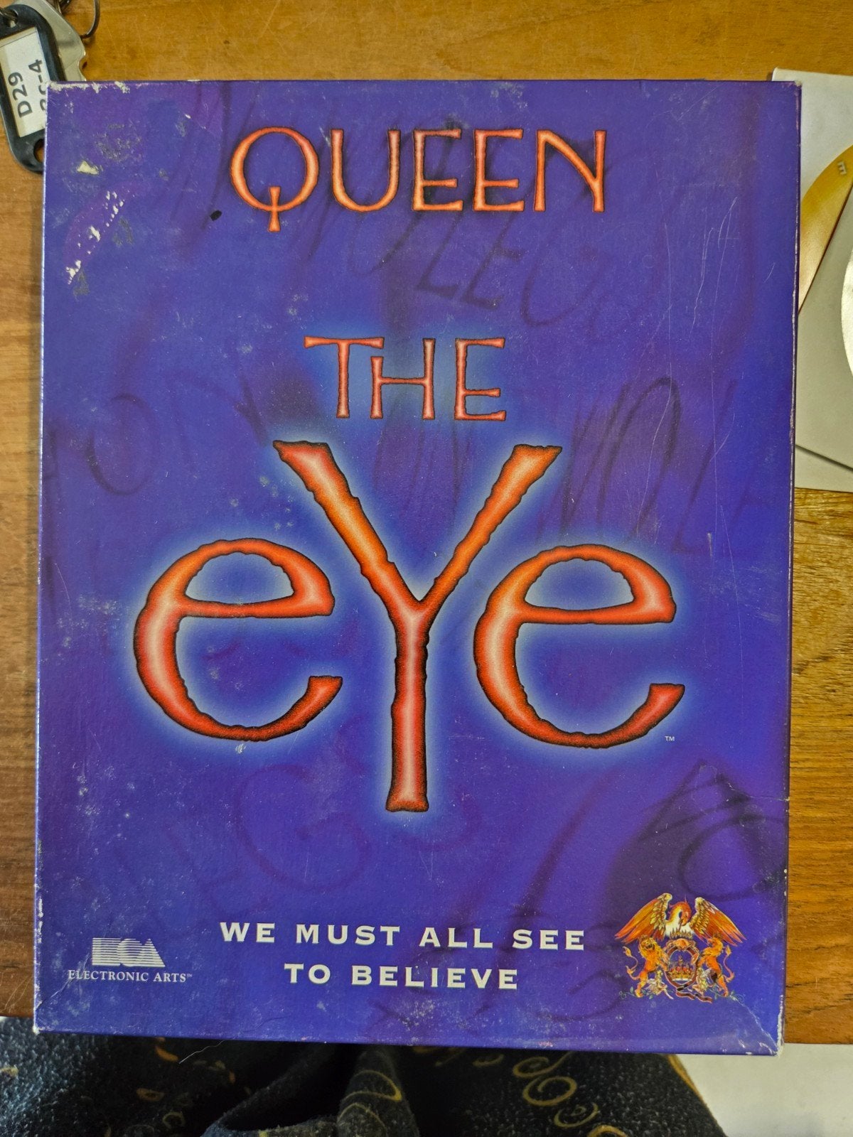 Queen: The eYe - PC CD-ROM Spel (Electronic Arts), Avontuur en Actie, Gebruikt, 1 speler, Ophalen of Verzenden