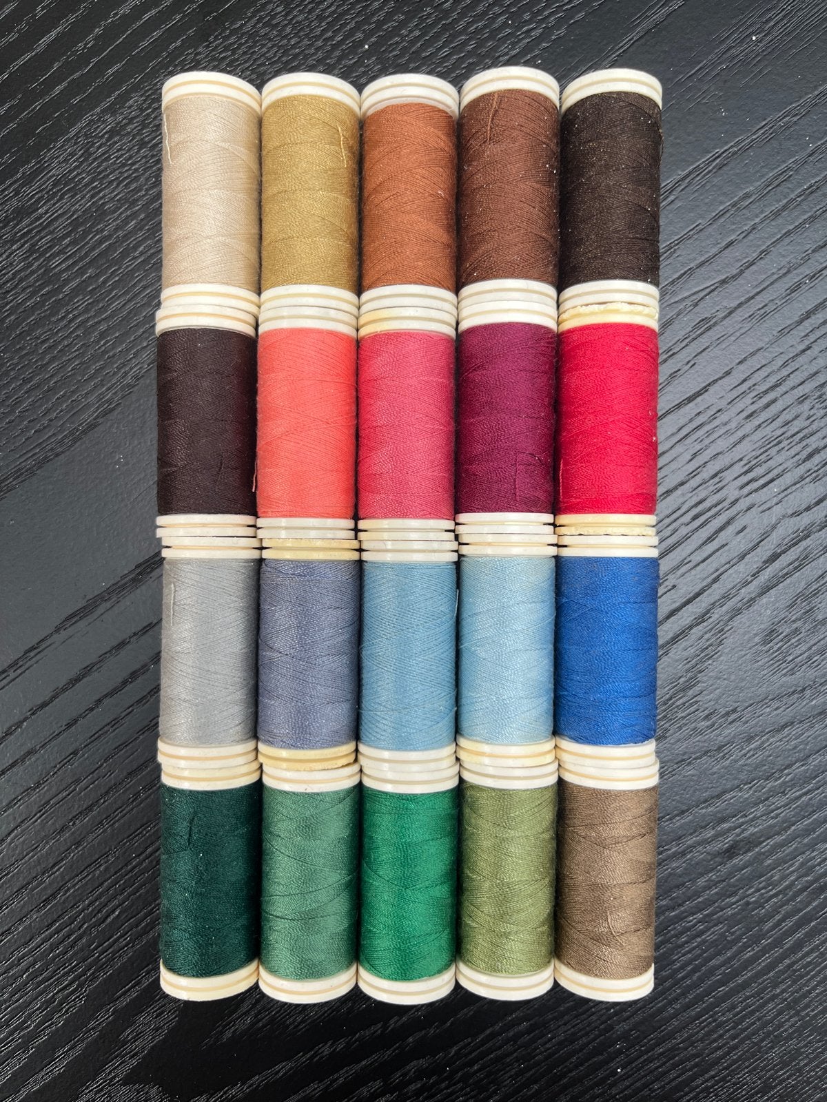 Garen set - 20 klosjes in diverse kleuren, Verzenden, Zo goed als nieuw, Garen of Naald(en)