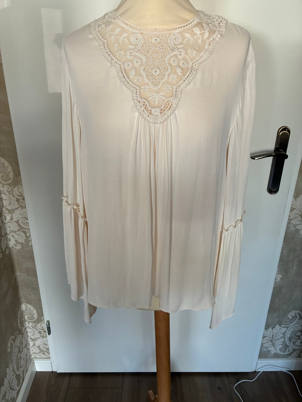 Elegante Crèmekleurige Blouse met Kantdetail, Maat 38/40 (M), Beige, Ophalen of Verzenden, Zo goed als nieuw