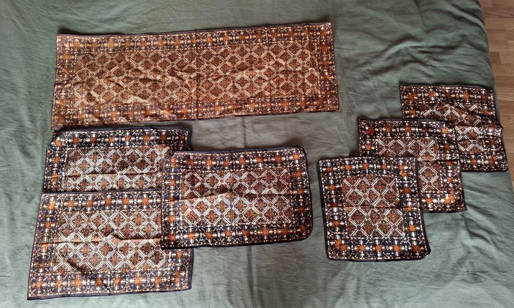 Set Indonesische batik tafelloper, placemats, servetten., Ophalen of Verzenden, Nieuw, Bruin, Placemat