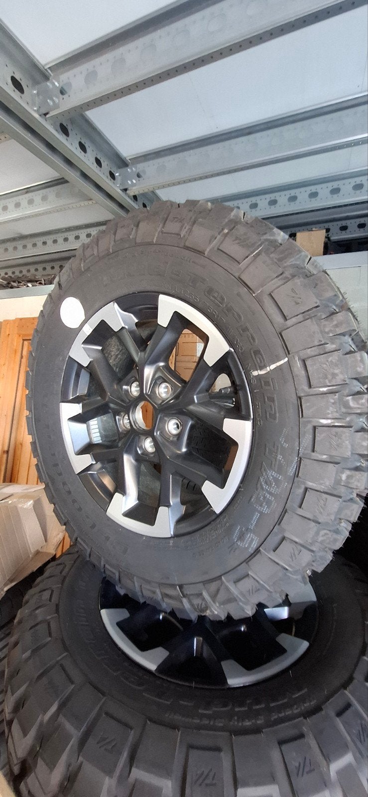 5 Nieuwe Velgen met Banden Jeep Wrangler Rubicon 17 inch, Auto-onderdelen, Banden en Velgen, 255 mm, Banden en Velgen, Nieuw, 17 inch