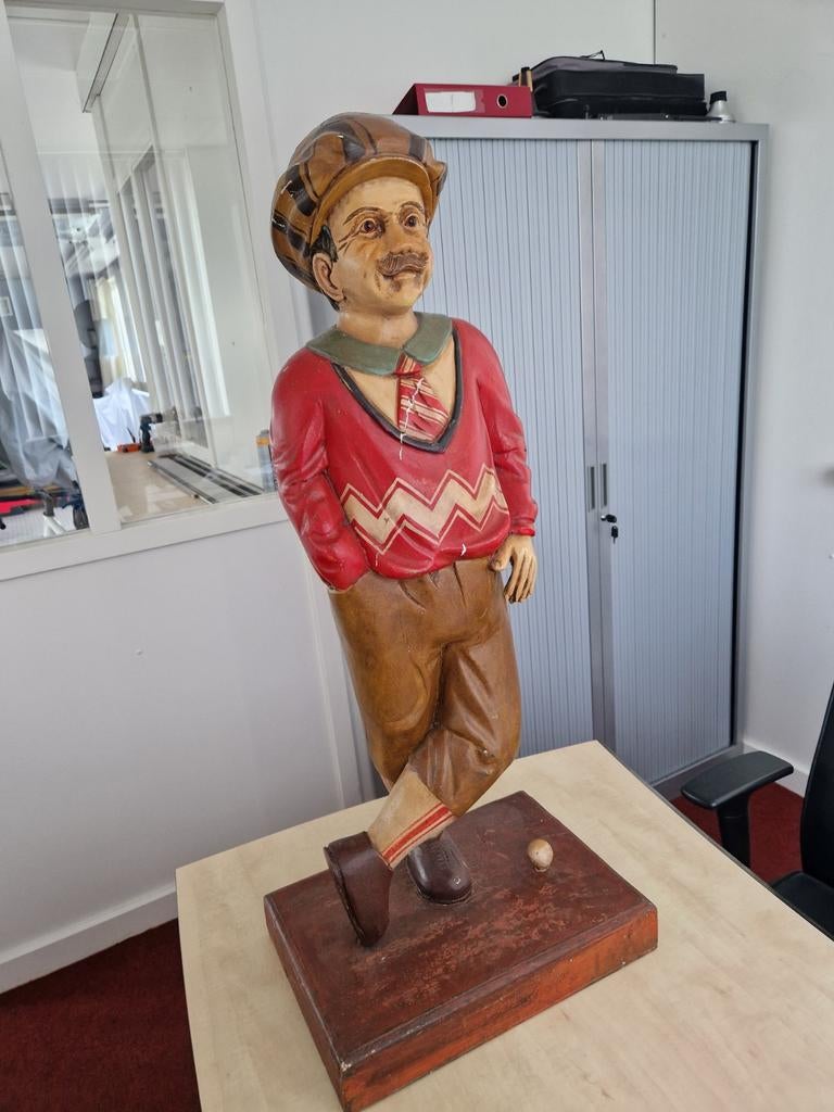 Houten beeld man met golf balletje, Gepatineerd, Beeld, Hout, Meerkleurig