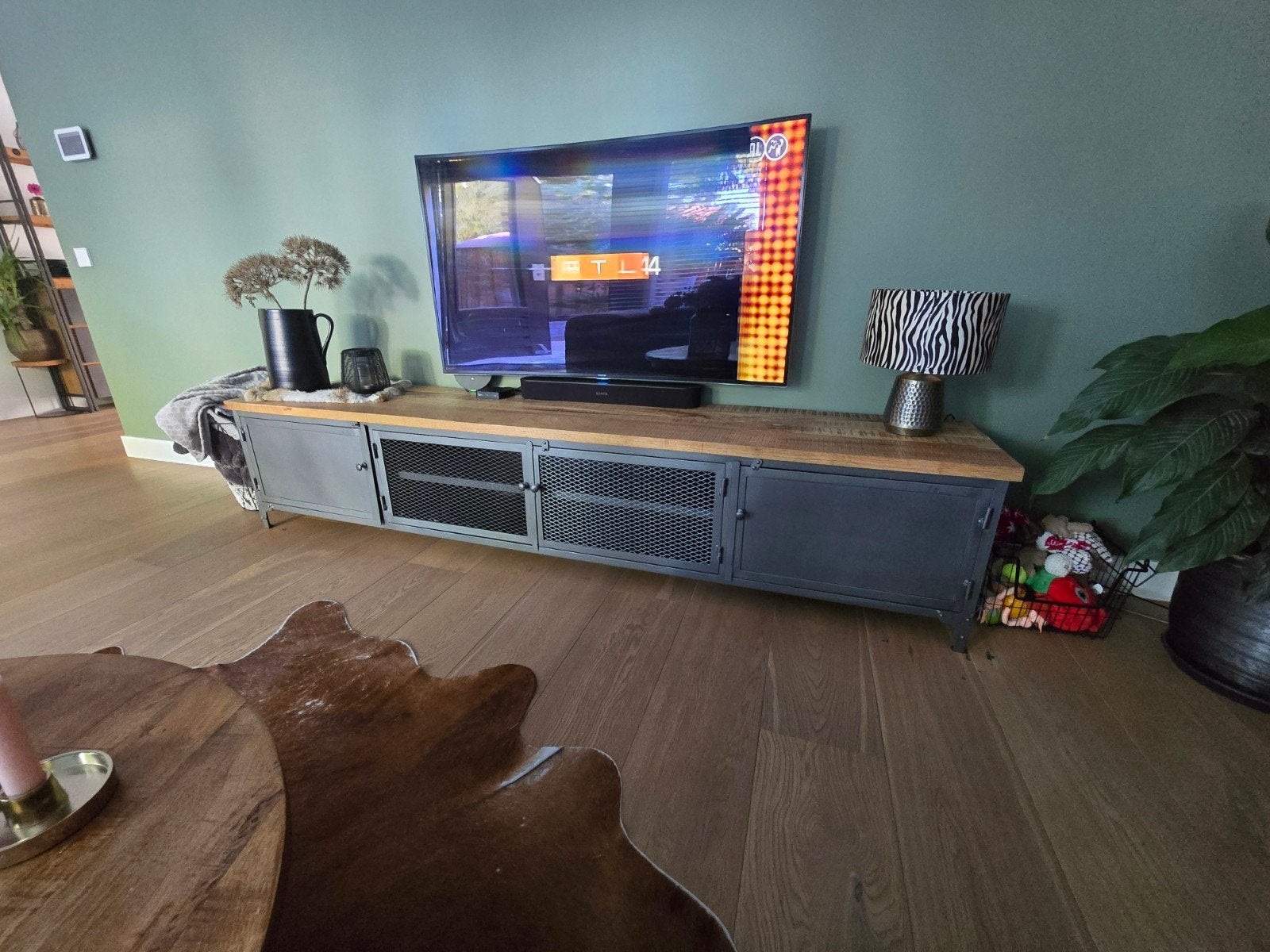 Industriël TV-meubel met mangohout en metaal, 150 tot 200 cm, Zo goed als nieuw, Minder dan 100 cm, Industrieel