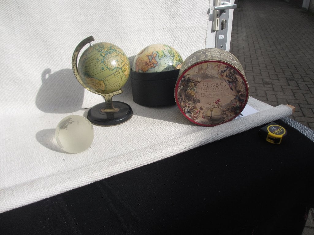 VIER x globe van glas en blik[2x] en Vaugondy 1735, Gebruikt, Draaibaar, Overige materialen, Antieke wereldbol