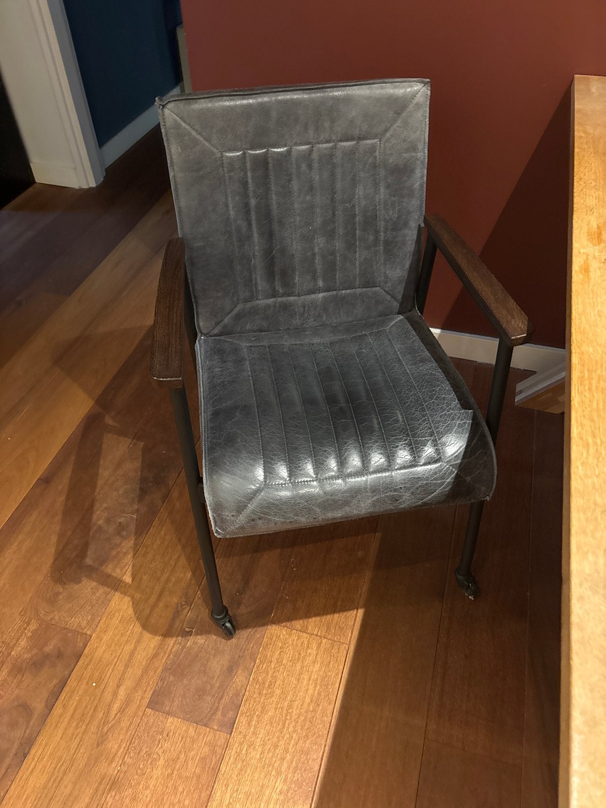 Ptmd Grijze leren (bureau) stoel met wieltjes, Huis en Inrichting, Stoelen, Ophalen, Gebruikt, Leer, Eén
