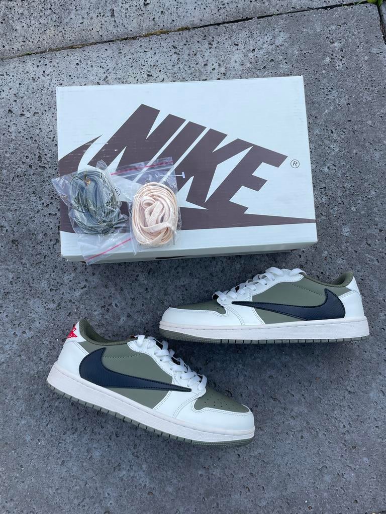 Jordan 1 Low Travis Scott Medium Olive - Maat 43 - Nieuw, Ophalen of Verzenden, Nieuw, Overige kleuren, Sneakers of Gympen