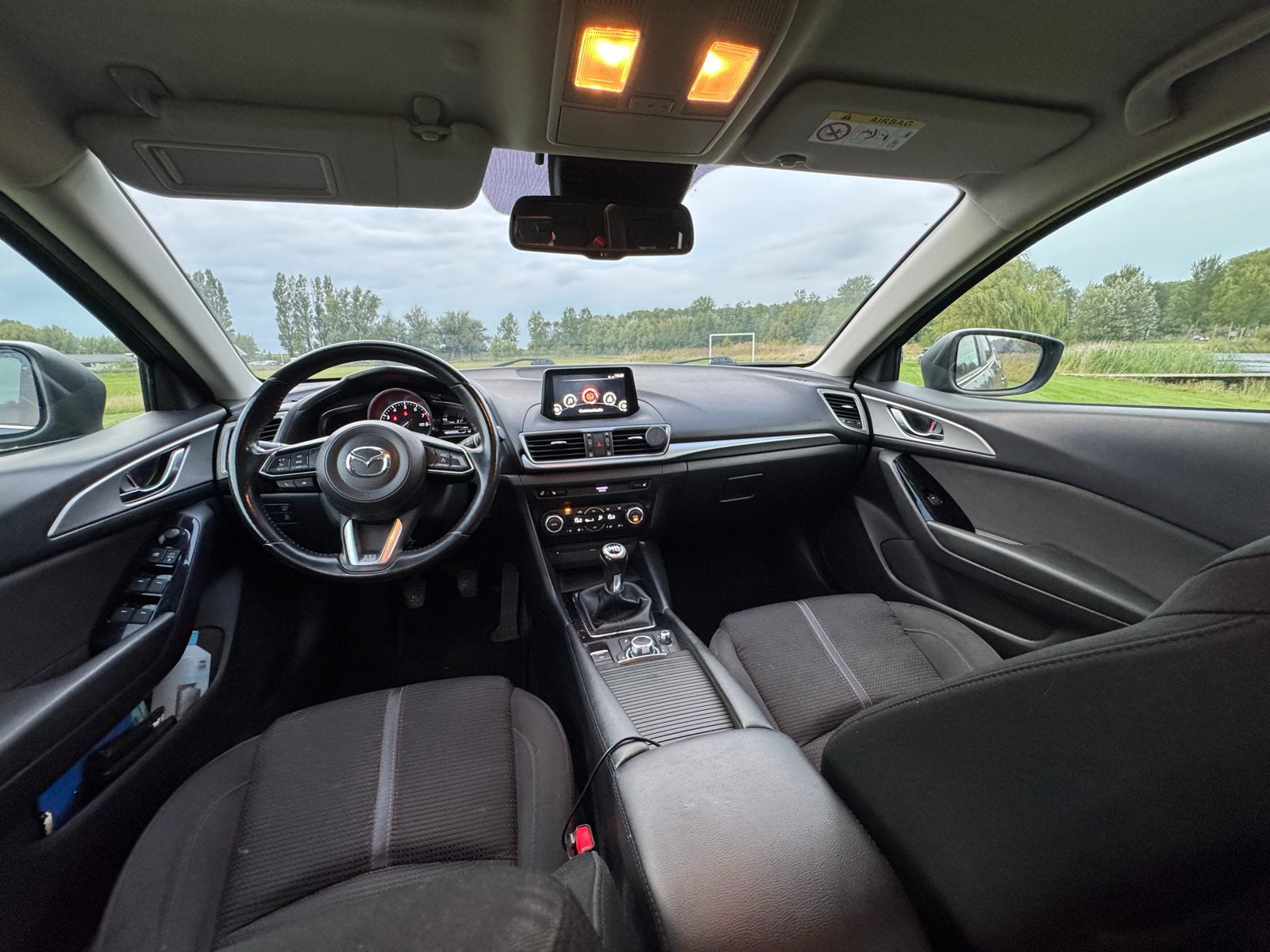 Mazda 3 2.0 Skyactiv-g 88KW HB 2017 Grijs, Auto's, Mazda, Voorwielaandrijving, 1998 cc, Stof, Zwart