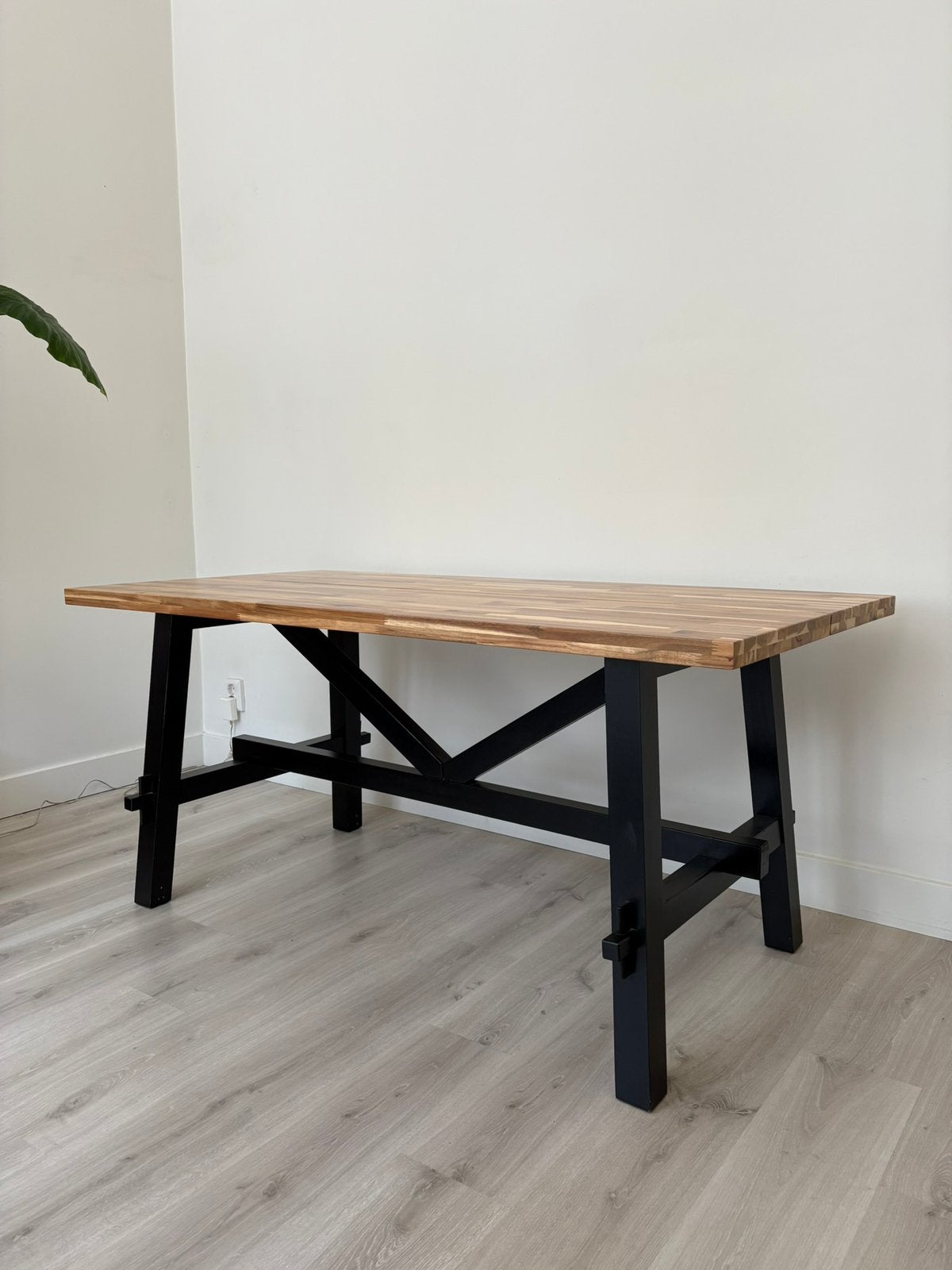Ikea SKOGSTA tafel acacia/zwart 160cm (gedemonteerd), Ophalen, 150 tot 200 cm, Zo goed als nieuw, 150 tot 200 cm