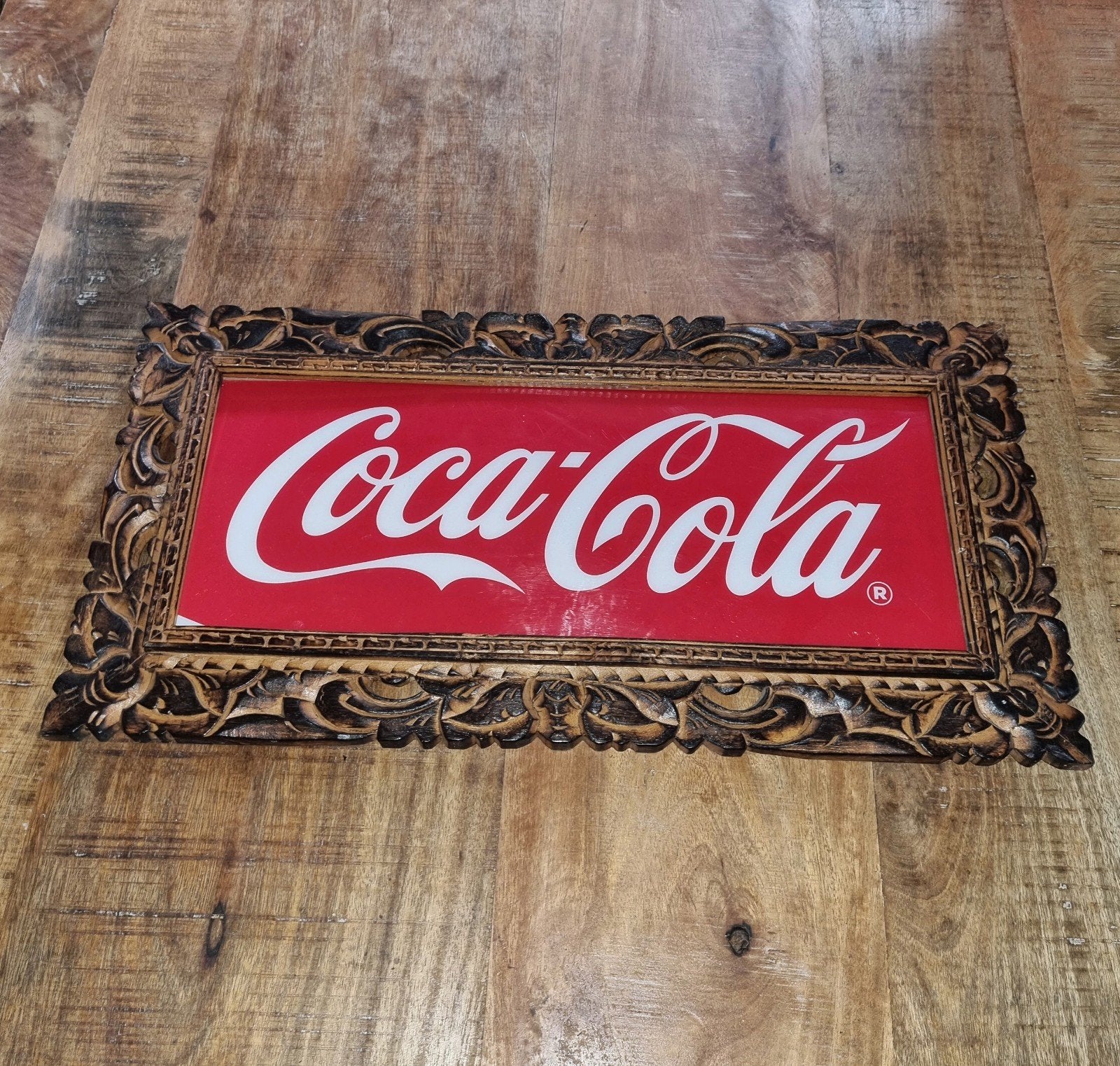Coca Cola Reclamebord met sierlijke houten lijst, Ophalen of Verzenden, Gebruikt, Reclamebord