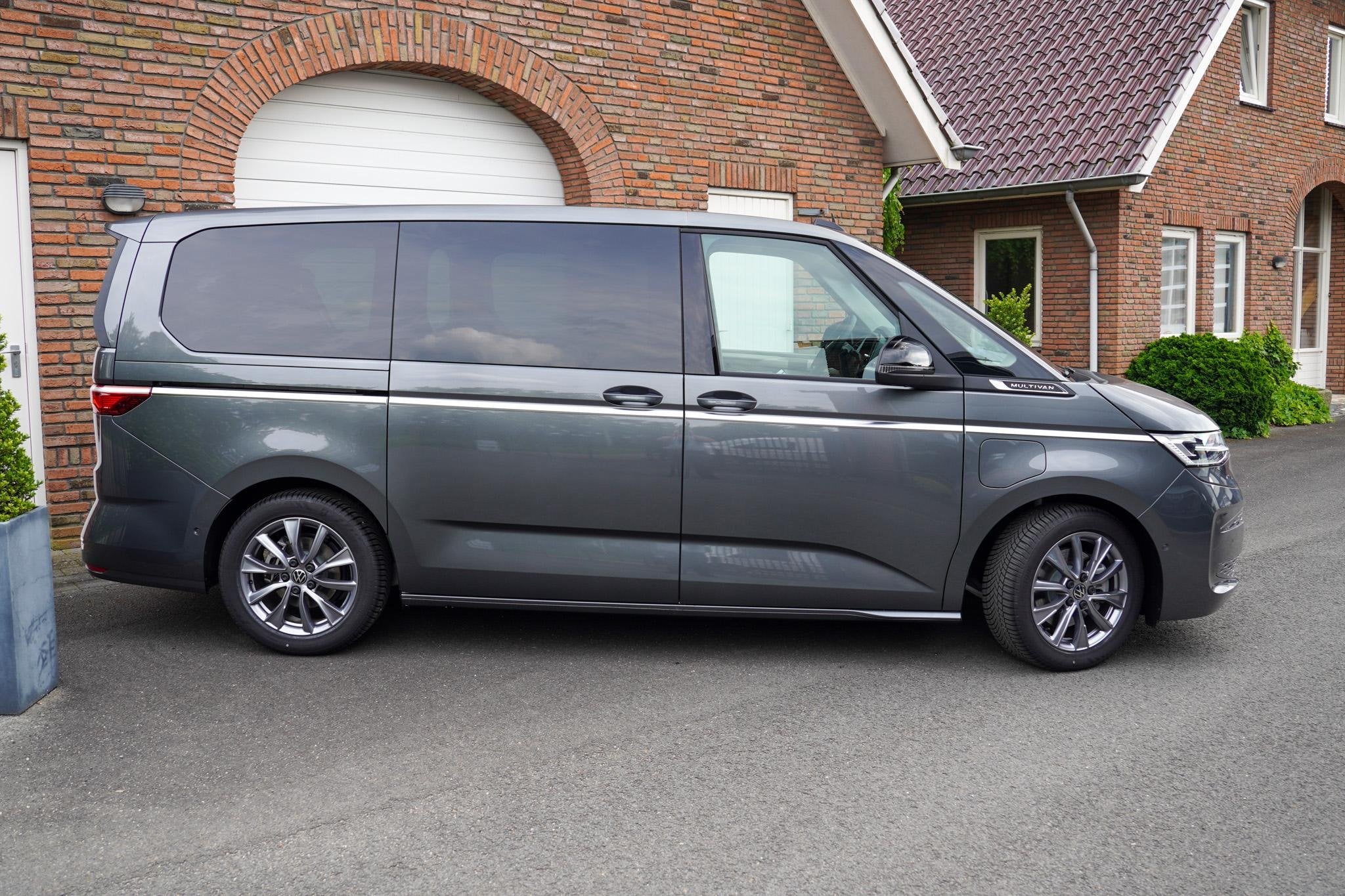 Volkswagen Multivan 1.5 e-hybrid Style L2 4-Motion LEDER - D, Auto's, Volkswagen, 82 pk, 1600 kg, Zilver of Grijs, Multivan