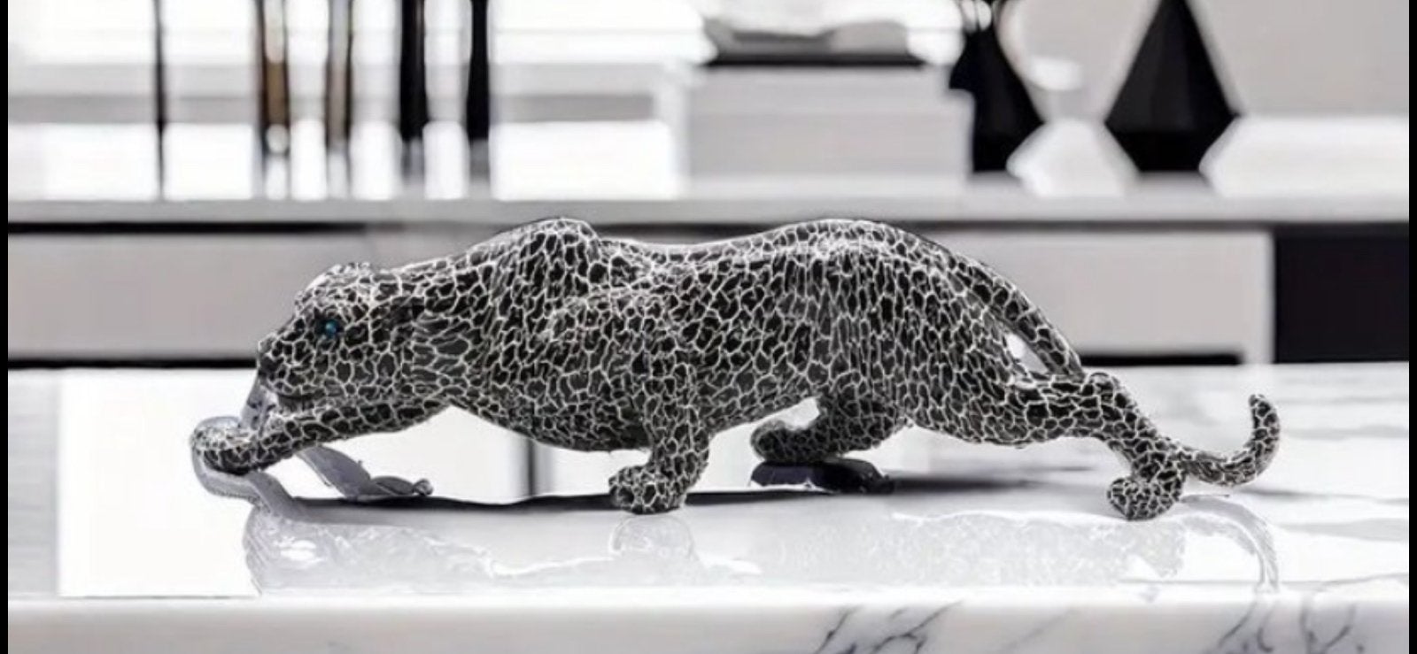 Sculptuur van gestileerde panter/luipaard in hars, Meerkleurig, Overige materialen, Ophalen of Verzenden, Zo goed als nieuw