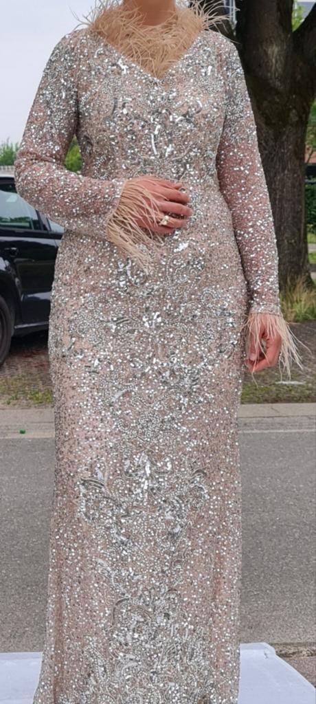 Elegante Galajurk met Pailletten en Veren, Kleding | Dames, Gelegenheidskleding, Galajurk, Beige, Maat 42/44 (L), Ophalen of Verzenden