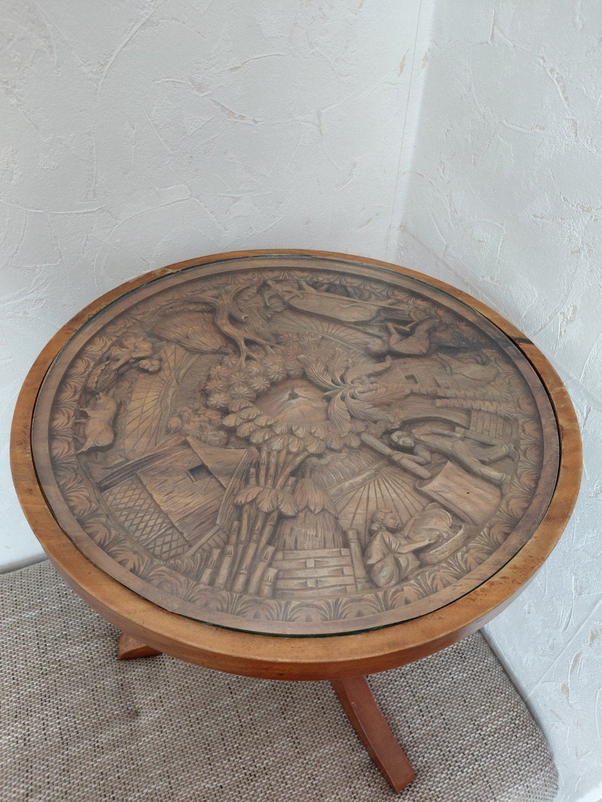Indonesische bijzettafel met houtsnijwerk en glasplaat, Ophalen