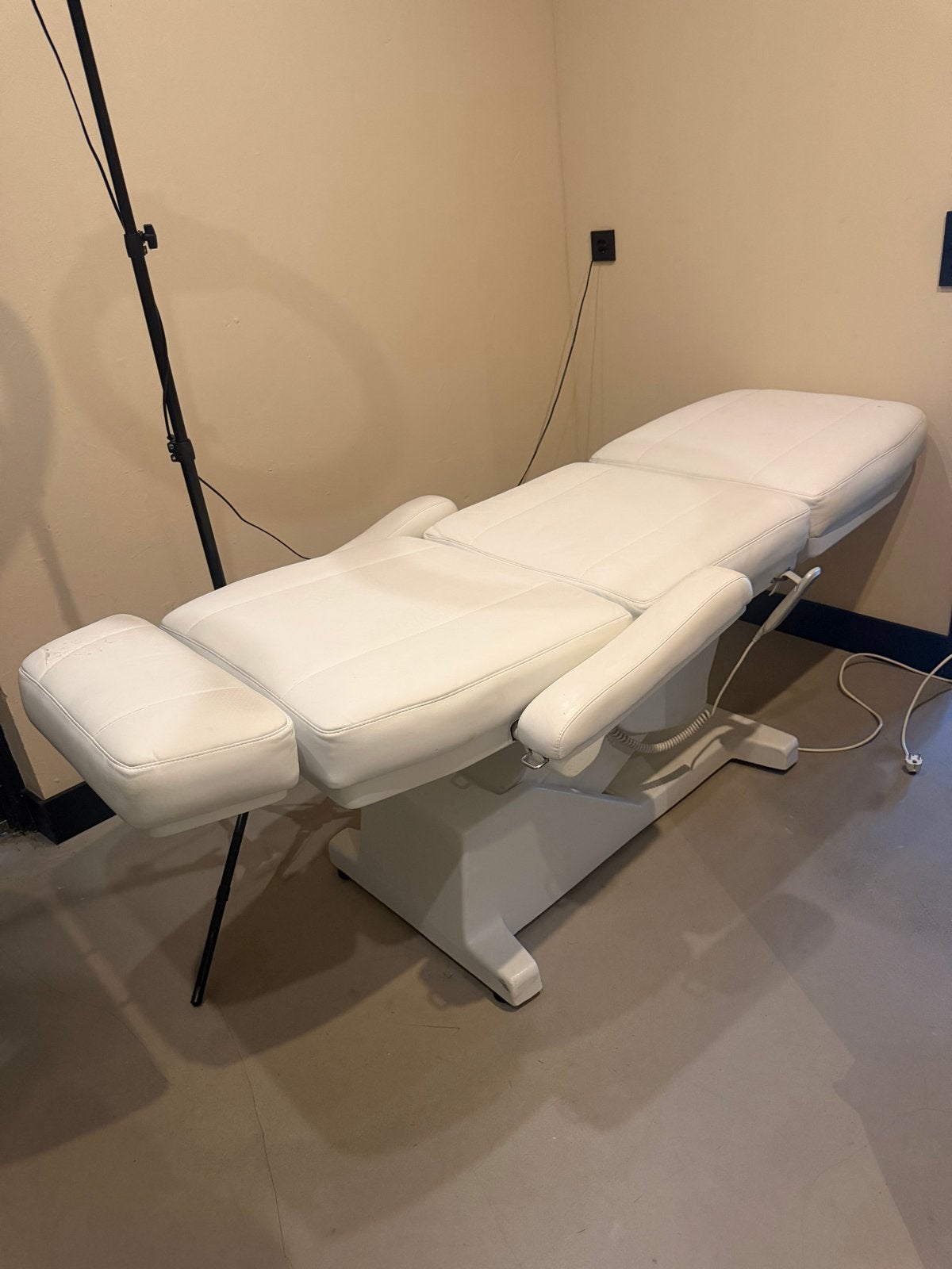 Elektrische behandelstoel/massagetafel - Wit, Huis en Inrichting, Stoelen, Ophalen, Kunststof, Gebruikt, Wit