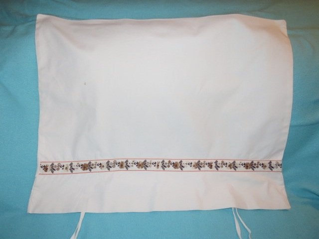 Oude kussensloop met geborduurd lint met bloemen erop, Ophalen of Verzenden