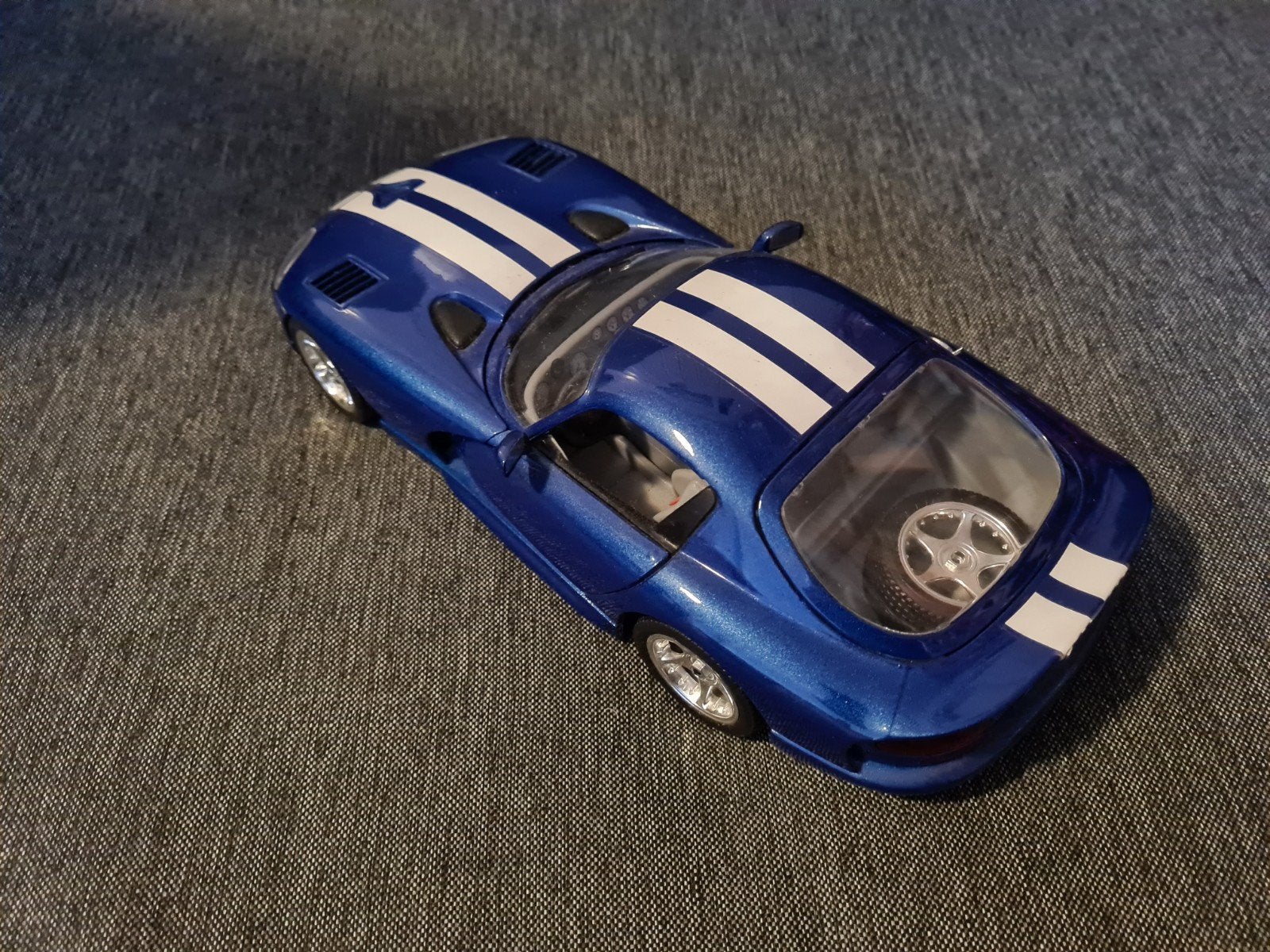 Burago Dodge Viper RT/10 (1996) met doos., Ophalen of Verzenden, Zo goed als nieuw, Auto, Bburago