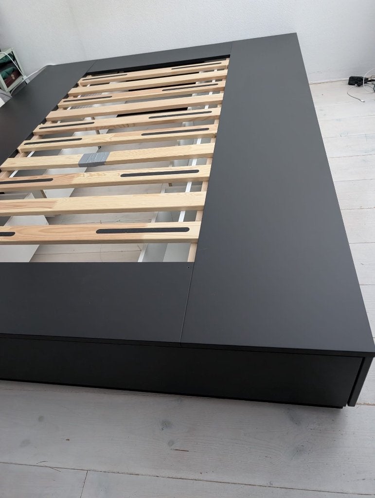 Bed frame Nordli, Ophalen, Zwart, Tweepersoons, Zo goed als nieuw