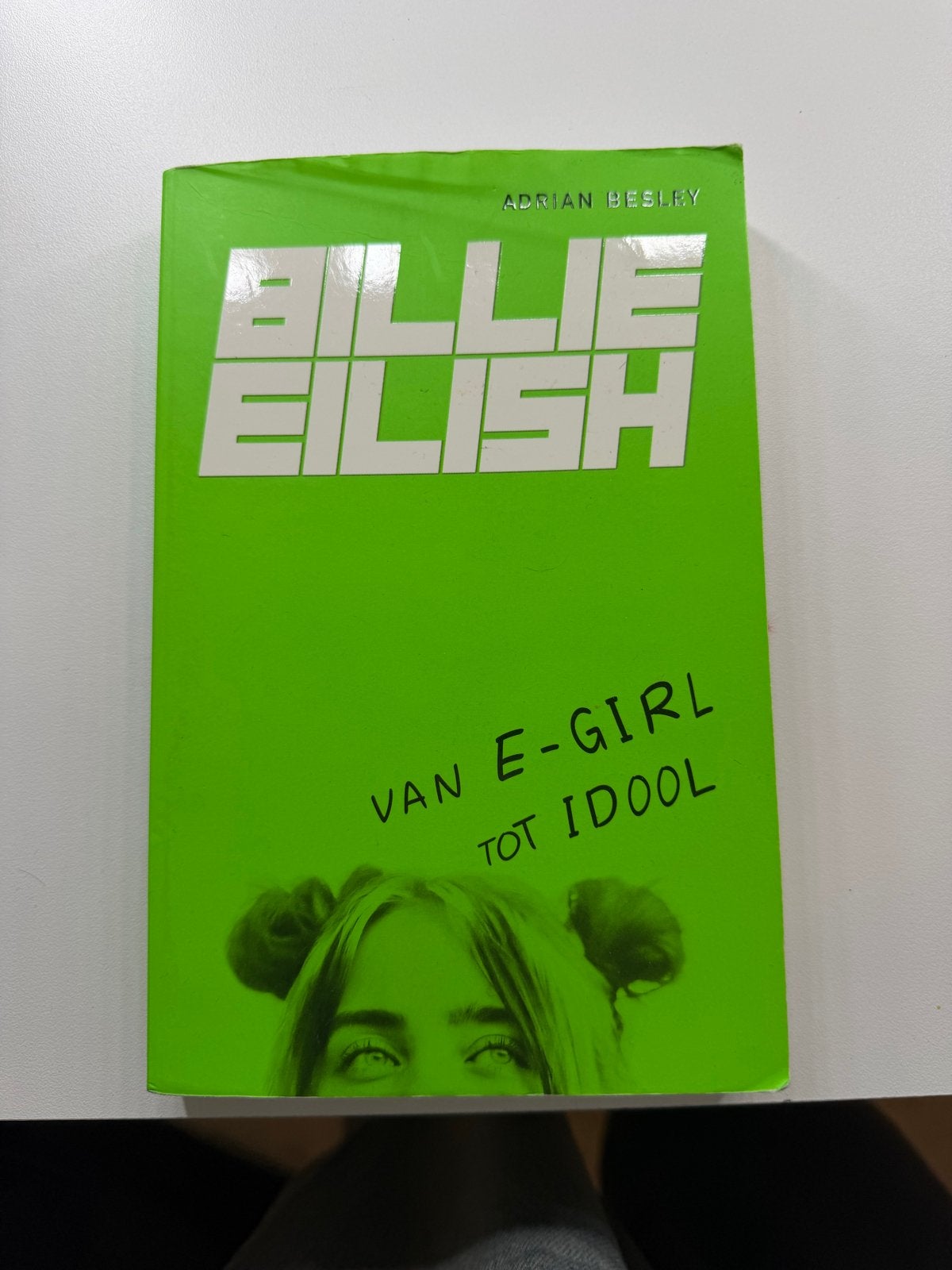 Billie Eilish: Van E-Girl tot Idool - Adrian Besley, Boeken, Ophalen of Verzenden, Gelezen, Overige