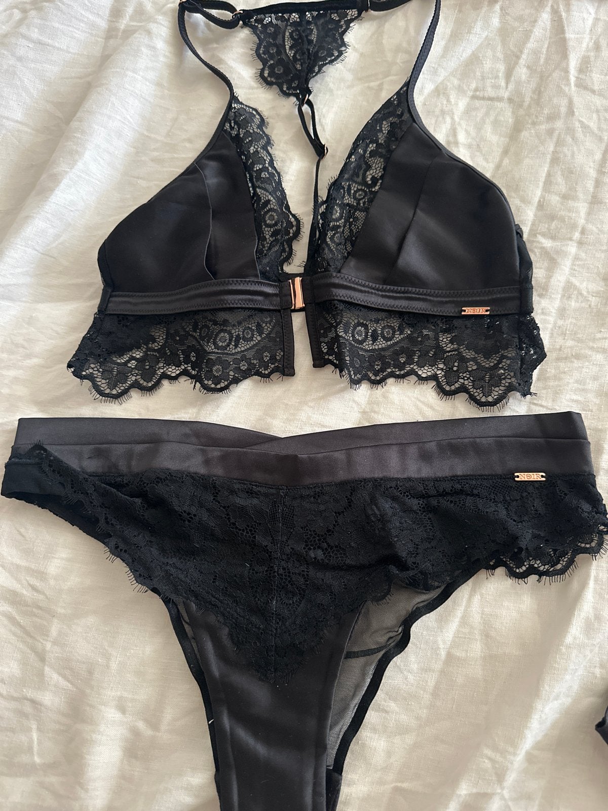 2x set Hunkemöller NOIR Bralette & Brazilian - Zwart & Roze, Ophalen, Zwart, Setje