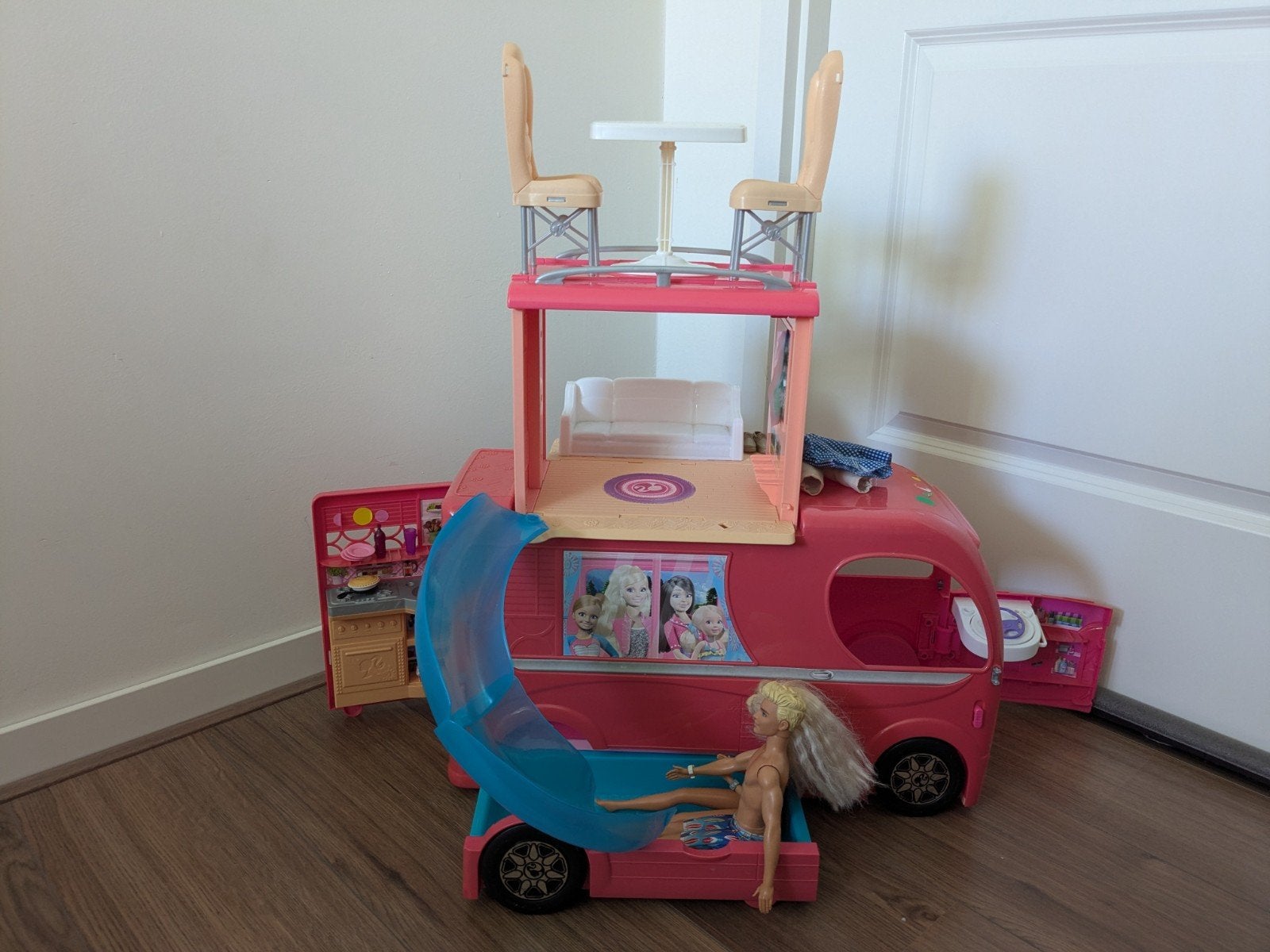 Barbie Camper met Zwembad, 2 Barbies en Accessoires, Ophalen, Gebruikt, Barbie