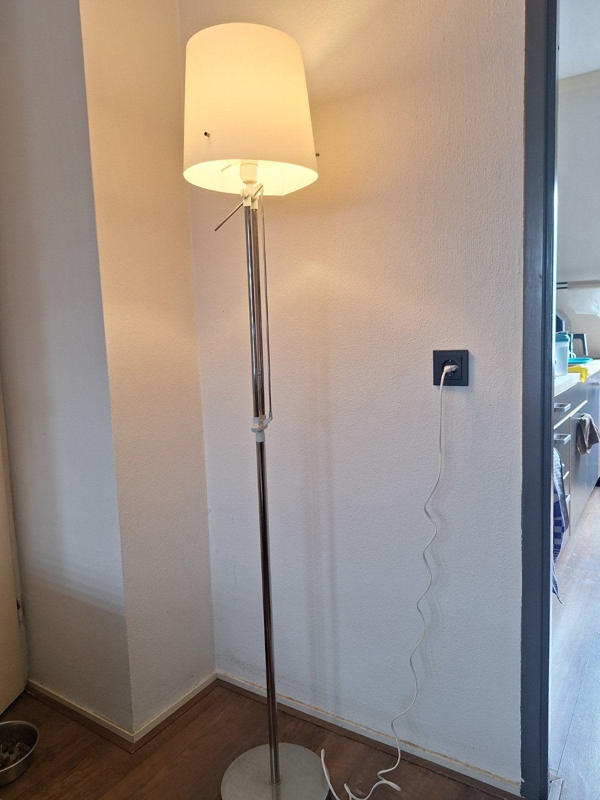 Vloerlamp met verstelbare arm en witte kap, Ophalen, Gebruikt, Metaal, 150 tot 200 cm